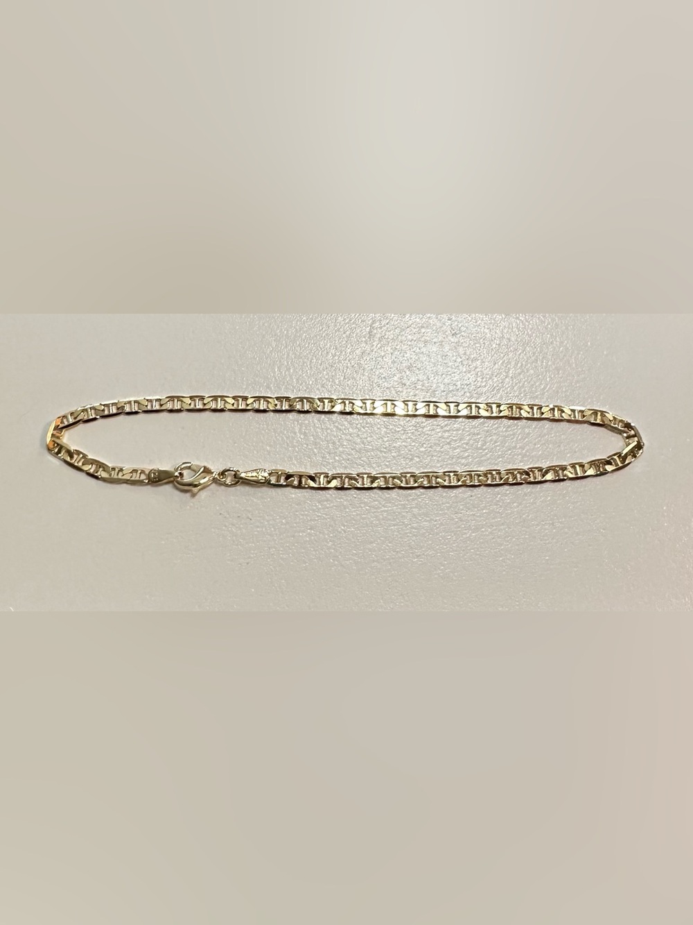 Gold plated 9 inch mariner link bracelet or anklet.